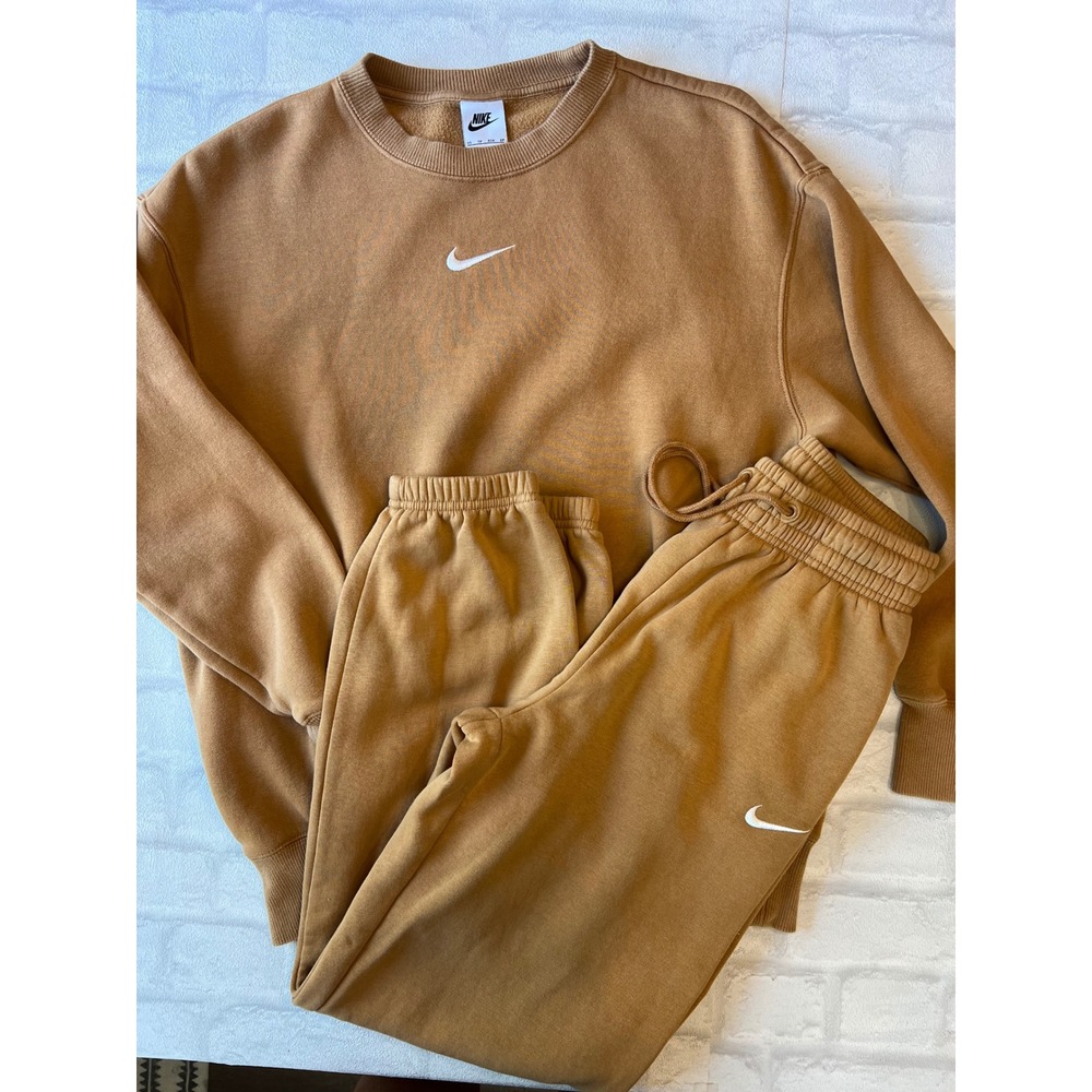 Nike Sportswear Essential Fleece Sweatshirt Joggers SET Tan XS athleisure